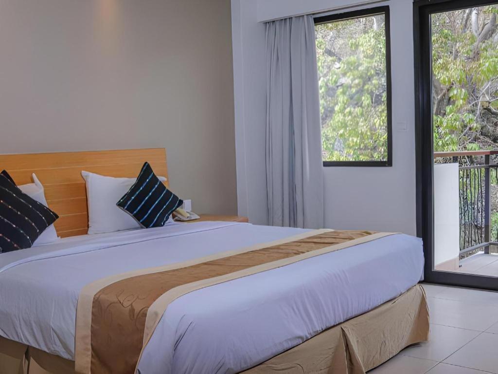Laprima Hotel Flores Labuan Bajo Esterno foto